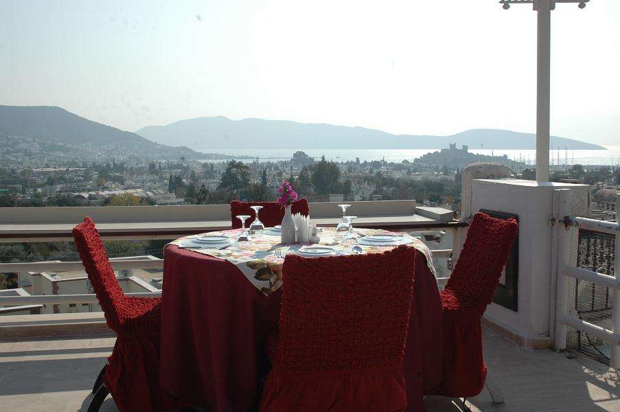 Lezzeti, Bodrum Kale Manzarası İle Sunuyorlar
