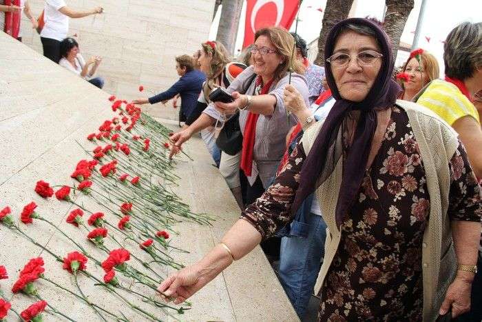300 CHP’li Kadın Bodrum’a Çıkarma Yaptı