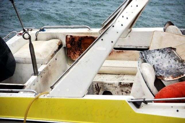 Yanan Tekneden Denize Atlayarak Kurtuldular