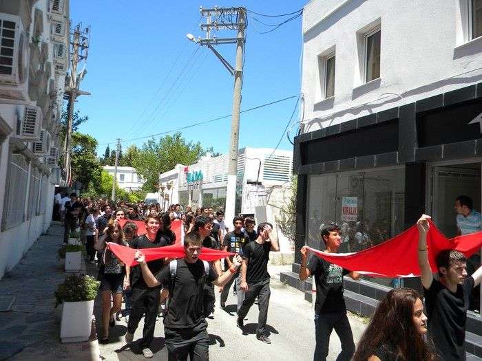 Bodrum’da Liseli Gençlik Yürüyüşe Geçti (VİDEO HABER)