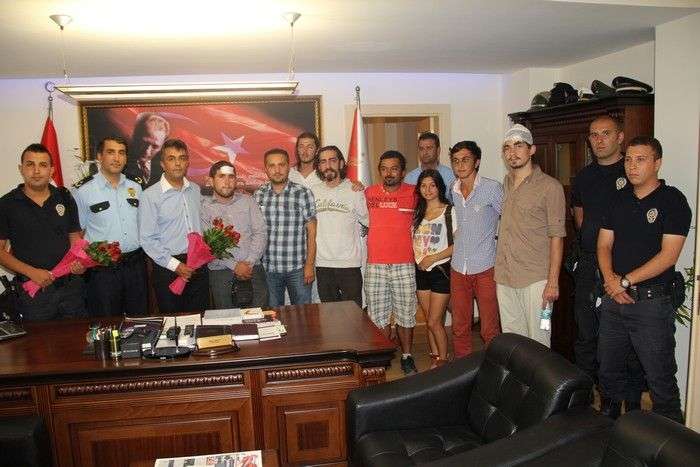 Gözaltına Alınan Gençler Polise Çiçek Verdi VİDEO
