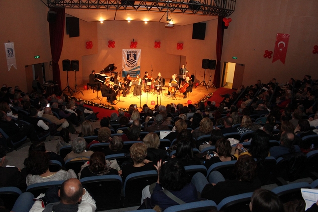 İzleyenler Salona Sığamadılar