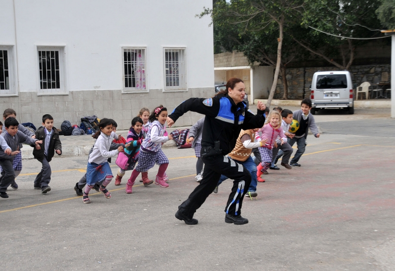 Polis Kaçtı Öğrenciler Kovaladı