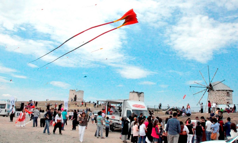 Uçurtma Festivalinde Yılın Annesine Bulaşık Makinesi Hediye Edilecek…