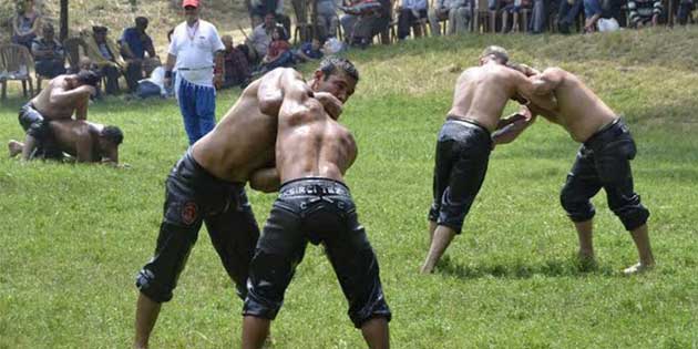 YAĞLI GÜREŞLERE ÜÇ BÖLGEDEN 152 SPORCU KATILDI
