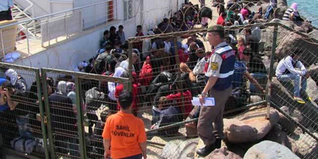 GÖÇMENLER KAÇIYOR , SAHİL GÜVENLİK YAKALIYOR