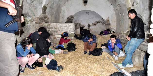KAÇAKLAR TARİHİ KİLİSEYE SIĞINDI