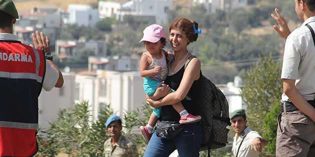 MÜLTECİLER OSMANİYE’YE OTOBÜSLERLE GÖNDERİLDİ…