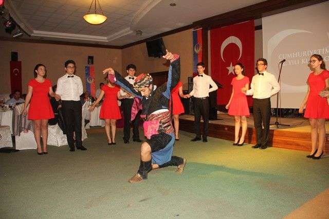 BODRUM’DA VALS VE ZEYBEK BİR ARADA…