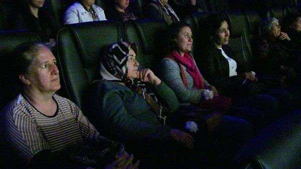 İLK KEZ SİNEMAYA GİTTİLER…