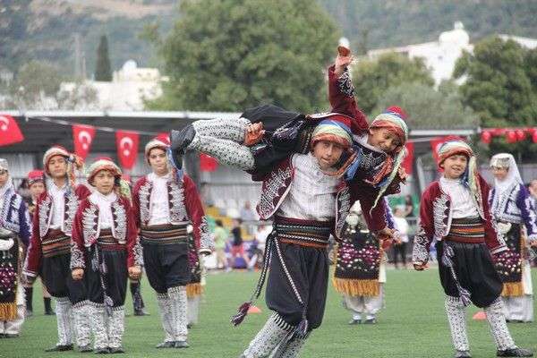 DÜNYA ÇOCUKLARI BODRUM’DA 23 NİSAN KUTLADI…