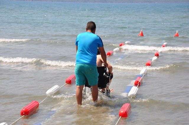 ENGELSİZ PLAJ BODRUM’DAN SONRA AKYAKA’DA HİZMETE GİRDİ…