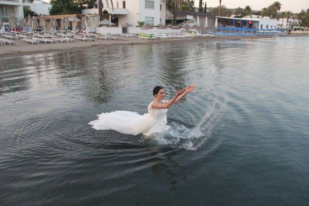 GELİNLİKLE BODRUM SULARINA DALDI…