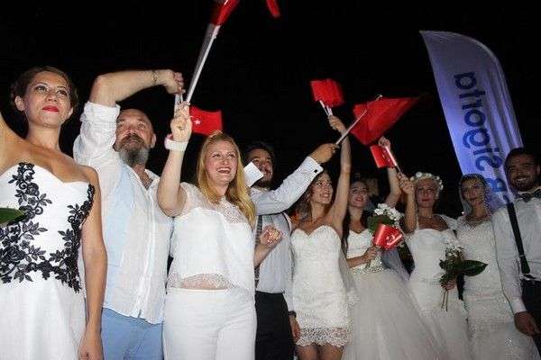 İLKAY’DAN “BODRUM BEYAZI” DEFİLESİ…