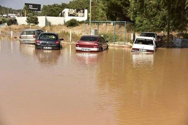   TORBA KAVŞAĞINDA YAŞANAN BORU PATLAMASI KORKU YARATTI