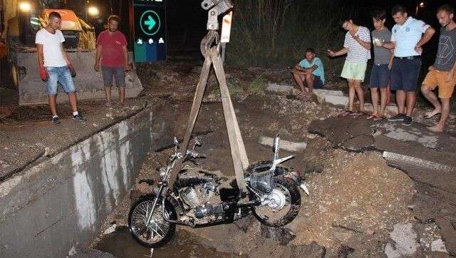 BİTEZ’DE MOTOSİKLET SU ÇUKURUNA GÖMÜLDÜ…