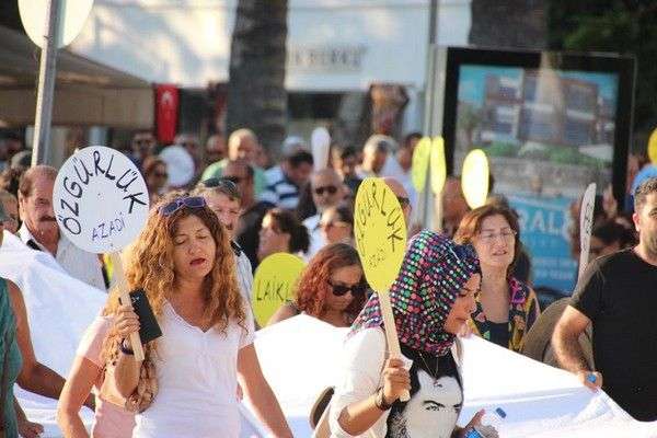 “SAVAŞIN GÖLGESİNDE YAŞAR HALE GELDİK”…