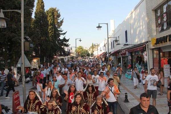 KARAOVA BAĞ BOZUMU, KORTEJ YÜRÜYÜŞÜ İLE BAŞLADI…