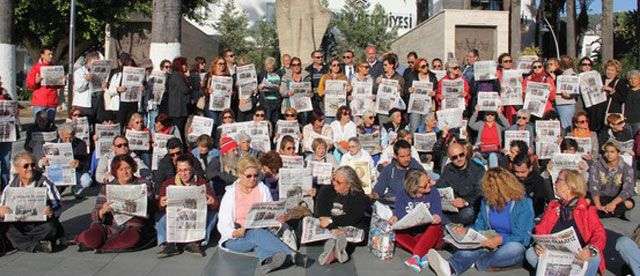   CUMHURİYET GAZETESİNE DESTEK İÇİN MEYDANA İNDİLER…