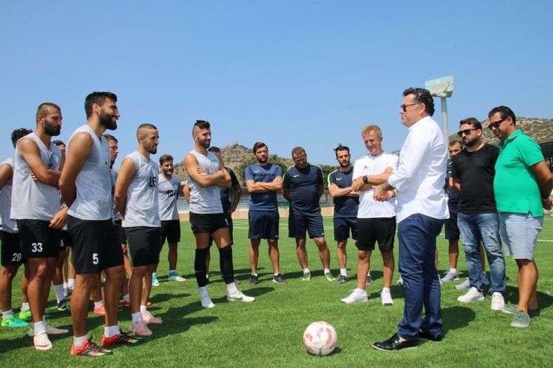 FUTBOLCULARI İLK ANTRENMANDA YALNIZ BIRAKMADI…