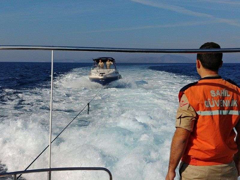 YUNAN ADALARINA KAÇMAYA ÇALIŞIRKEN YAKALANDILAR…