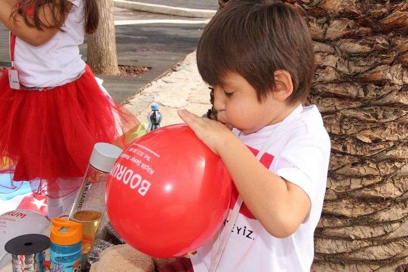 MİNİKLERDEN PARKLARA KIRMIZI BEYAZ BALONLARLA SÜSLEDİLER…