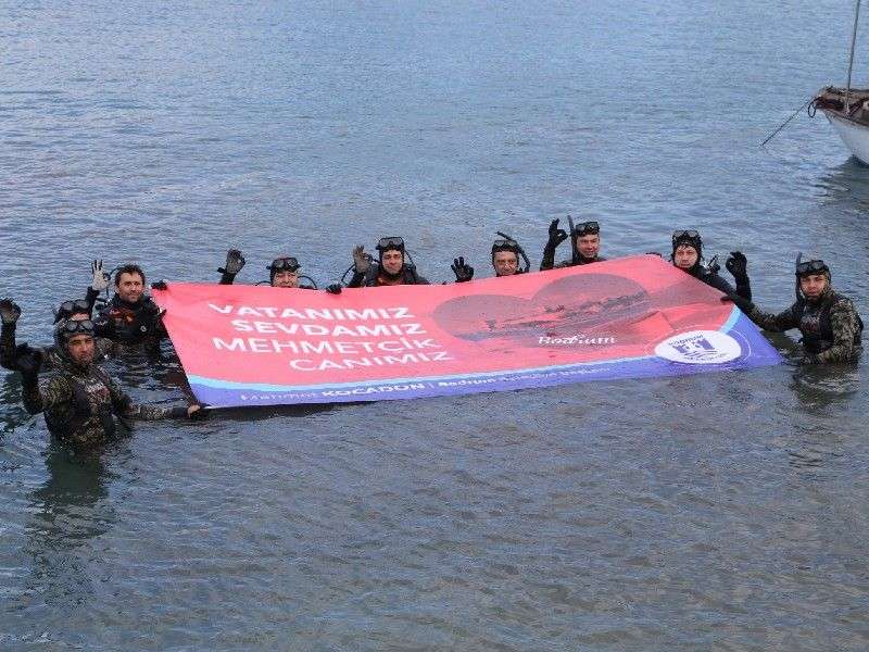 DALGIÇLAR SEVGİLİLER GÜNÜ’NDE DENİZ DİBİNDE PANKART AÇTI… 
