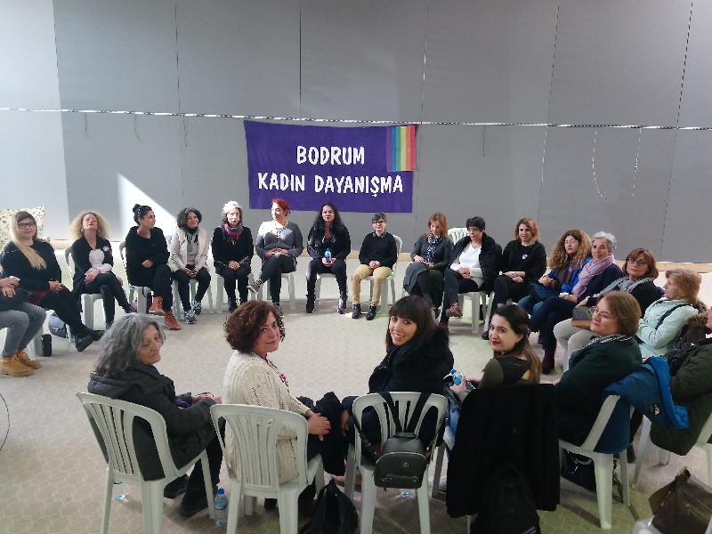 KADINLAR FARKLI RENKLERİ İLE BİR ARAYA GELDİLER…