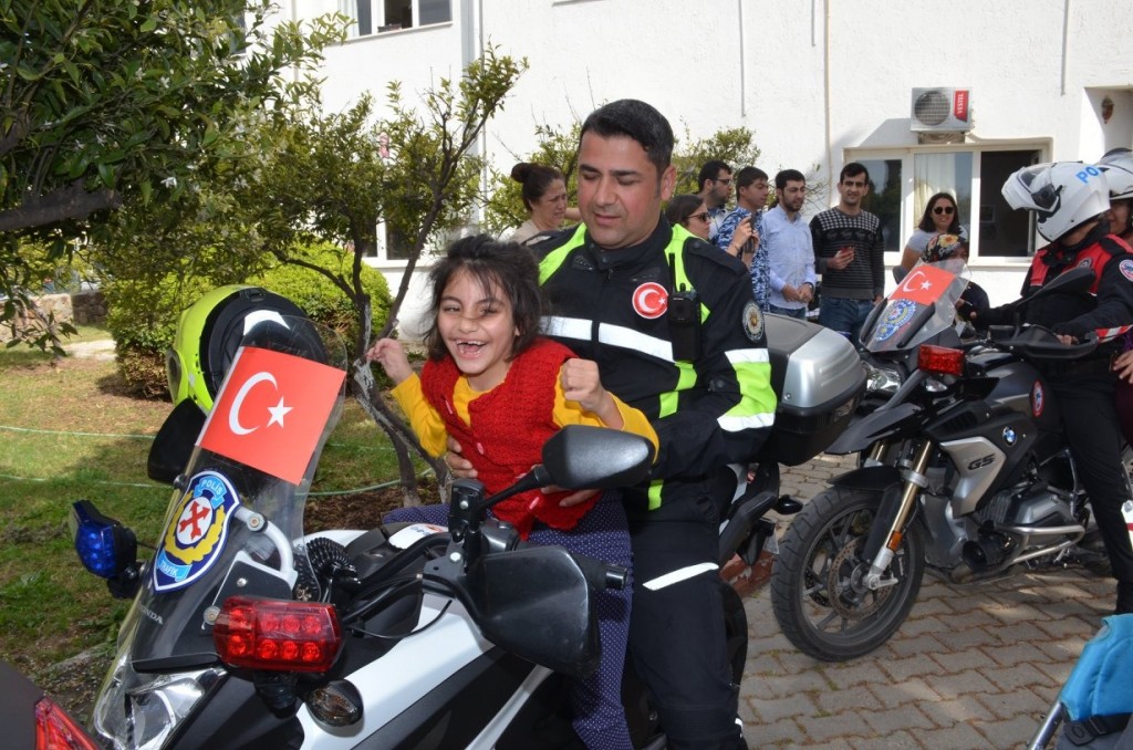 POLİS TEŞKİLATI ENGELLİ ÖĞRENCİLERİ ZİYARET ETTİ…