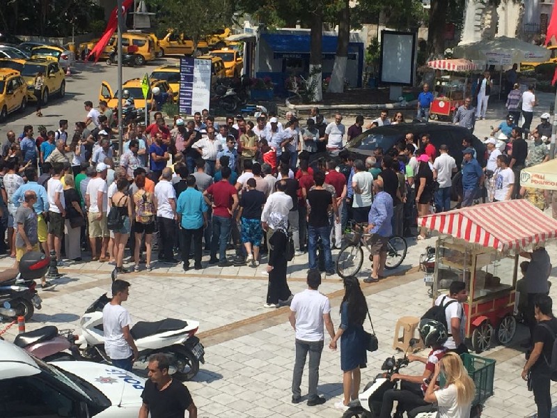 BELEDİYE MEYDANINDA KENDİNİ YAKMAK İSTEDİ…