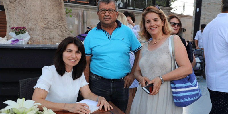 HATİCE ORMAN’I İMZA GÜNÜNDE SEVENLERİ YALNIZ BIRAKMADI…