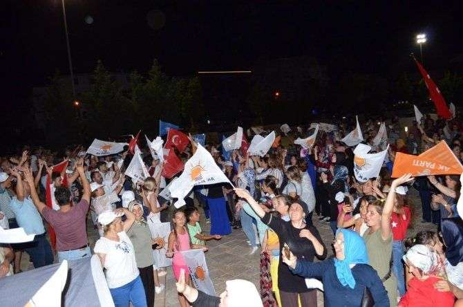 AK PARTİLİLER SEÇİM SONUCUNU BODRUM SOKAKLARINDA KUTLADILAR…