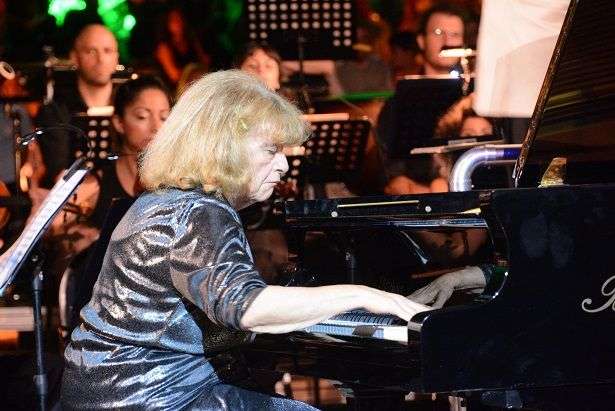 İDİL BİRET GLADYATÖRLER ŞEHRİ’NDE SAHNE ALDI…
