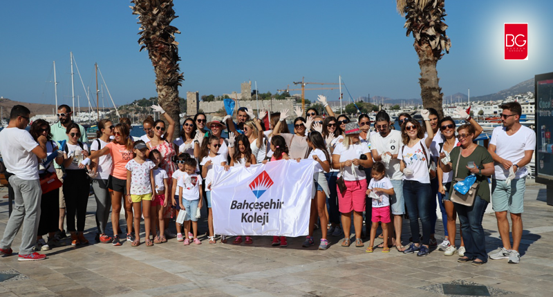 ÖĞRENCİ, ÖĞRETMEN ve VELİLER KUMBAHÇE SAHİLİNİ TEMİZLEDİ…