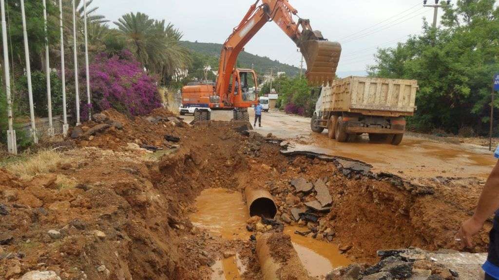 Bodrum Torba Yolunda Su Borusu Patladı, Oteller Boşaltıldı