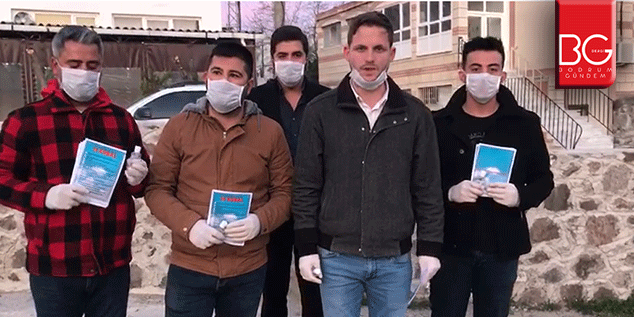 CHP’li Gençler Halka Bildiri ve Dezenfektan Dağıtıyor