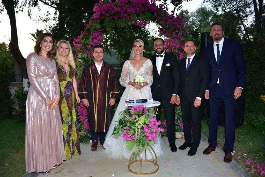 Ünlü Sunucu Cansu Canan Özgen Bodrum’da Dünya Evine Girdi…