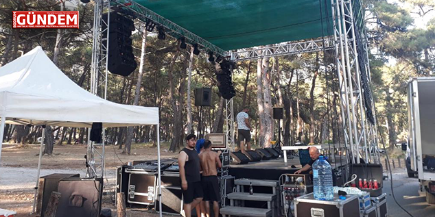 Akyaka’da Sahne İçin Ağaç Kesip Festival Yaptılar