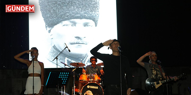 ATATÜRK HAYRANI FRANSIZ SANATÇI BODRUM’DA KONSER VERDİ