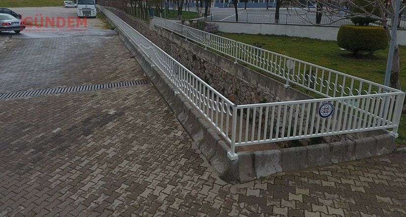 Güvenlik için korkuluk çalışmaları devam ediyor
