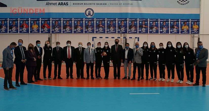 Yalıkavakspor Kadın Hentbol Takımı yeni salonuna kavuştu