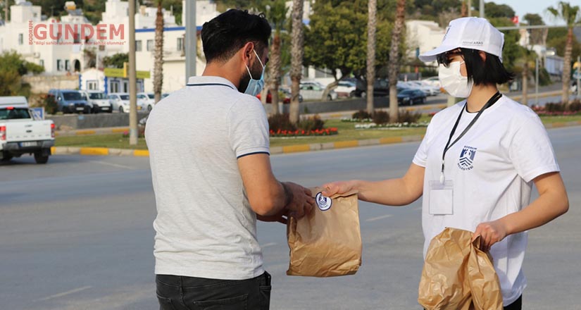 İftara yetişemeyenlere kumanya dağıtıldı
