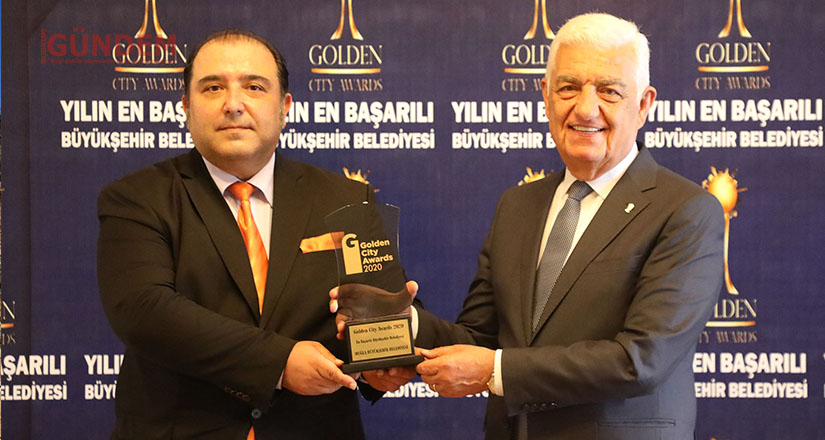 30 Büyükşehir Belediyesi arasındaki birincilik ödülü Osman Gürün’e verildi