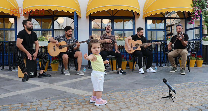 Marmaris Belediyesi müzisyenlerin yanında