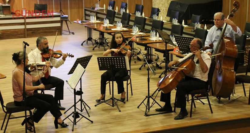 Meclis toplantısında klasik müzik konseri verildi