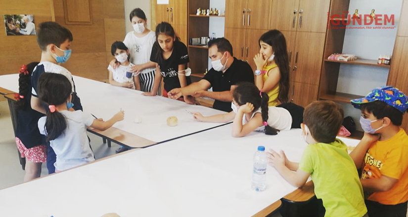 Uzman eğitmenlerle atölye çalışmaları yapılıyor