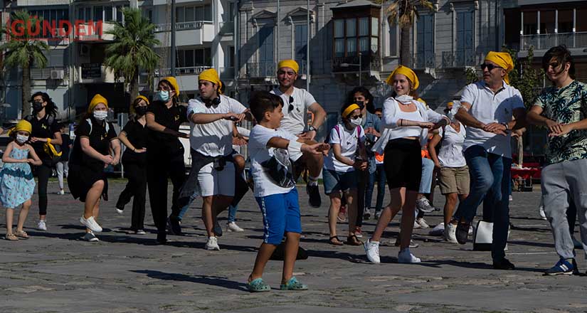 Sessiz etkinlik İzmir’de gönüllülerle kutlandı