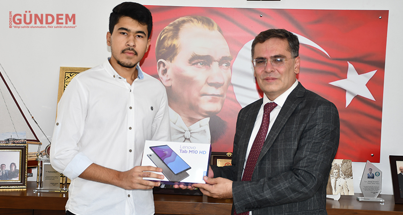 Başkan Toksöz’den başarılı öğrenciye tablet