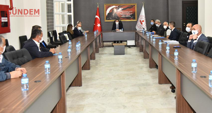Vali Tavlı Seydikemer’de yangından etkilenen mahallelerin muhtarlarıyla bir araya geldi