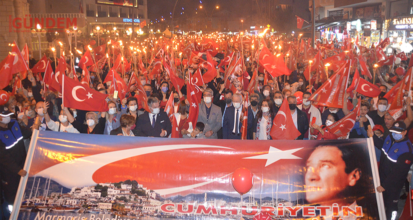 Marmaris kırmızı beyaza büründü
